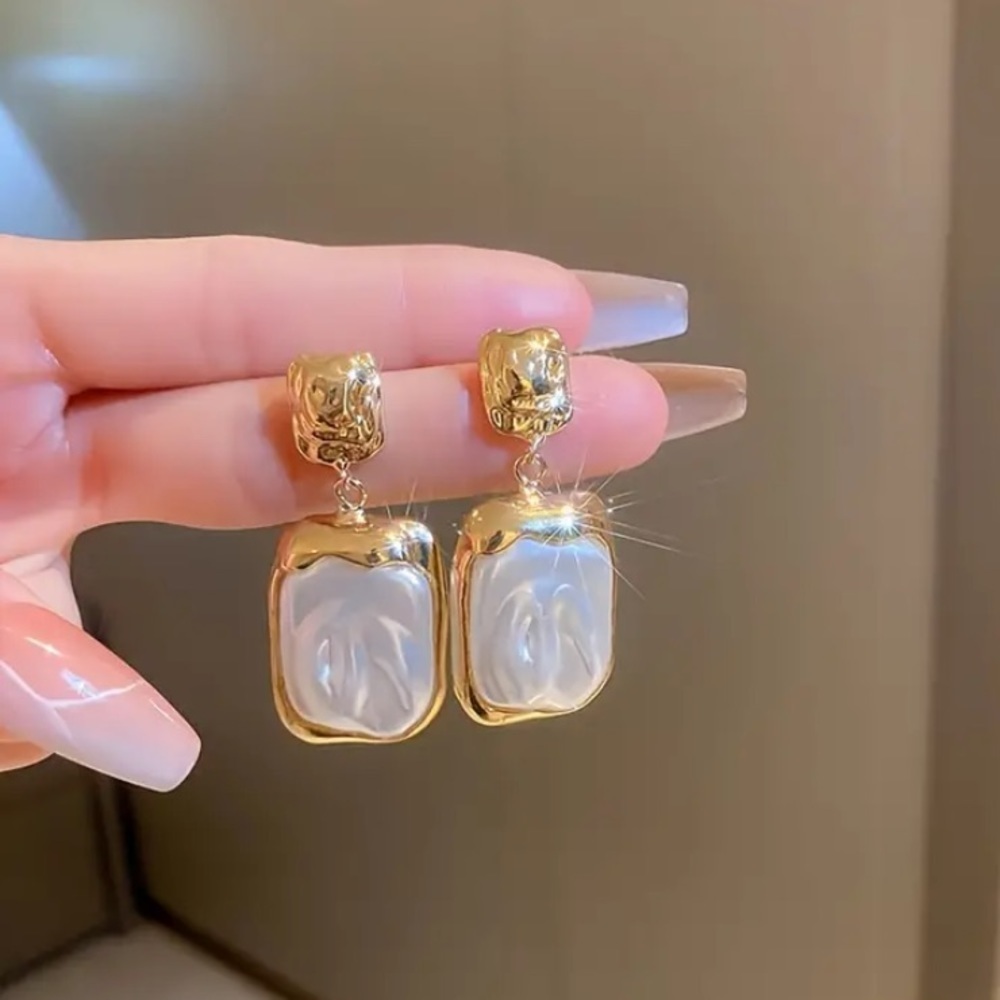 Women’s Gold Tone Simulated Pearl Square Drop Earrings in White and Gold.